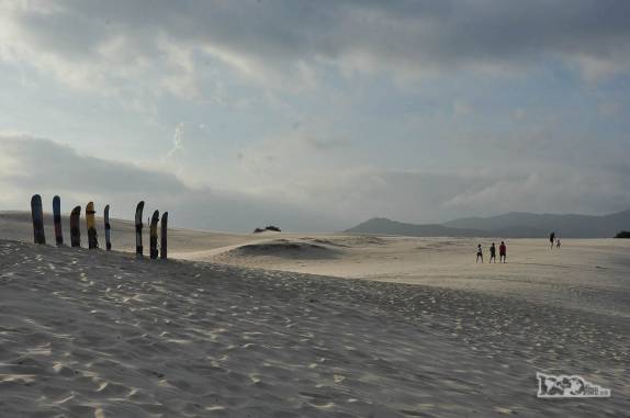 Caminhando nas dunas da praia da Joaquina, em Florianópolis, em Santa Catarina